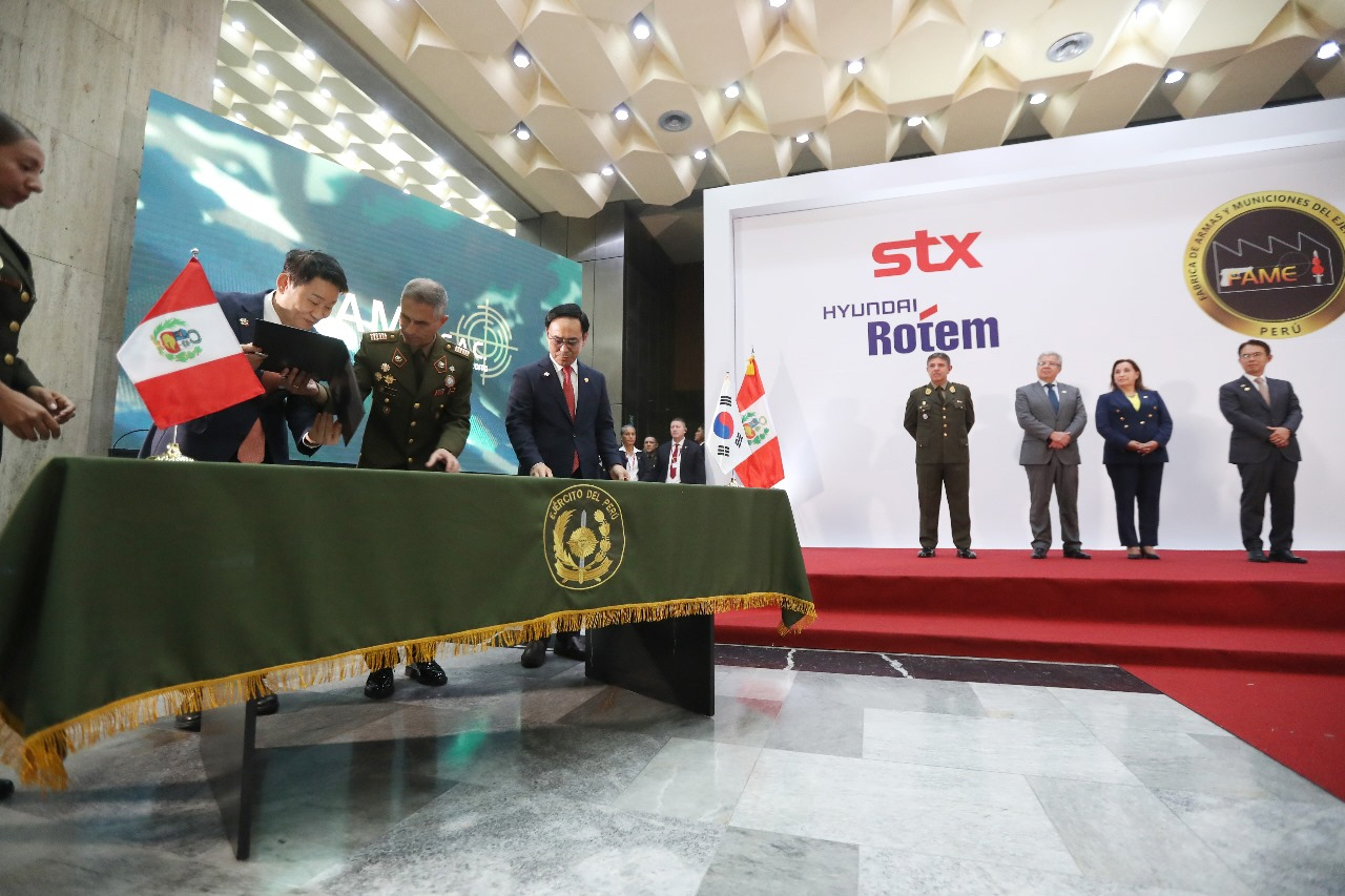 From left: STX CEO Park Sang-jun, Peruvian Army Arsenal General ManagerJorge Vargas, and Hyundai Rotem CEO Lee Yong-bae sign a supply deal atthe headquarters of the Peruvian Army on Monday. Attendees at the eventinclude Defense Minister Walter Astudillo (fifth from left) and Peru PresidentDina Boluarte (sixth from left). (The Embassy of South Korea in Peru)