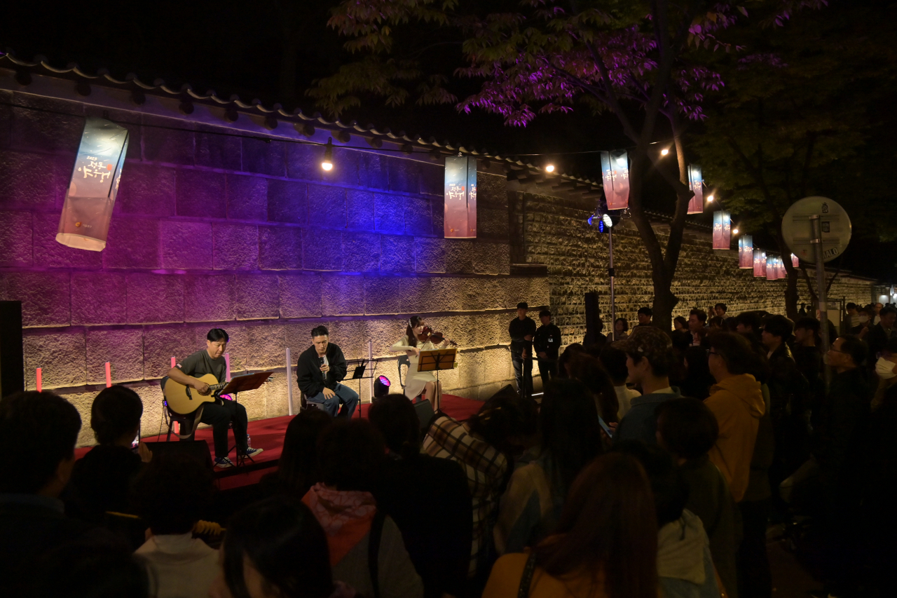 A street performance takes place during Jeong-dong Culture Night in 2023 at the Stone Wall Road near Deoksugung in central Seoul. (Jung-gu Office)