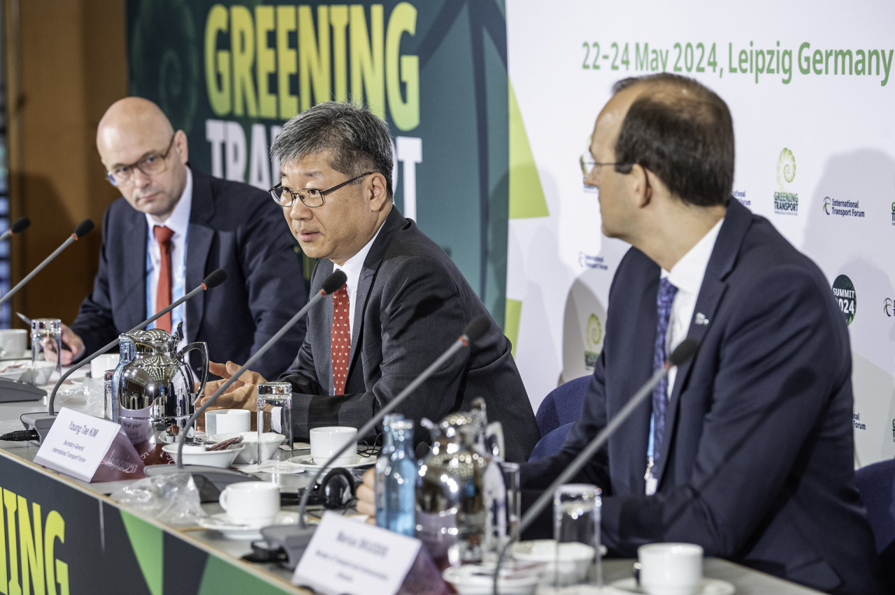 Kim Young-tae (center), secretary general of the International Transport Forum, speaks in a press conference at the ITF's annual summit in Leipzig on Wednesday. (International Transport Forum)