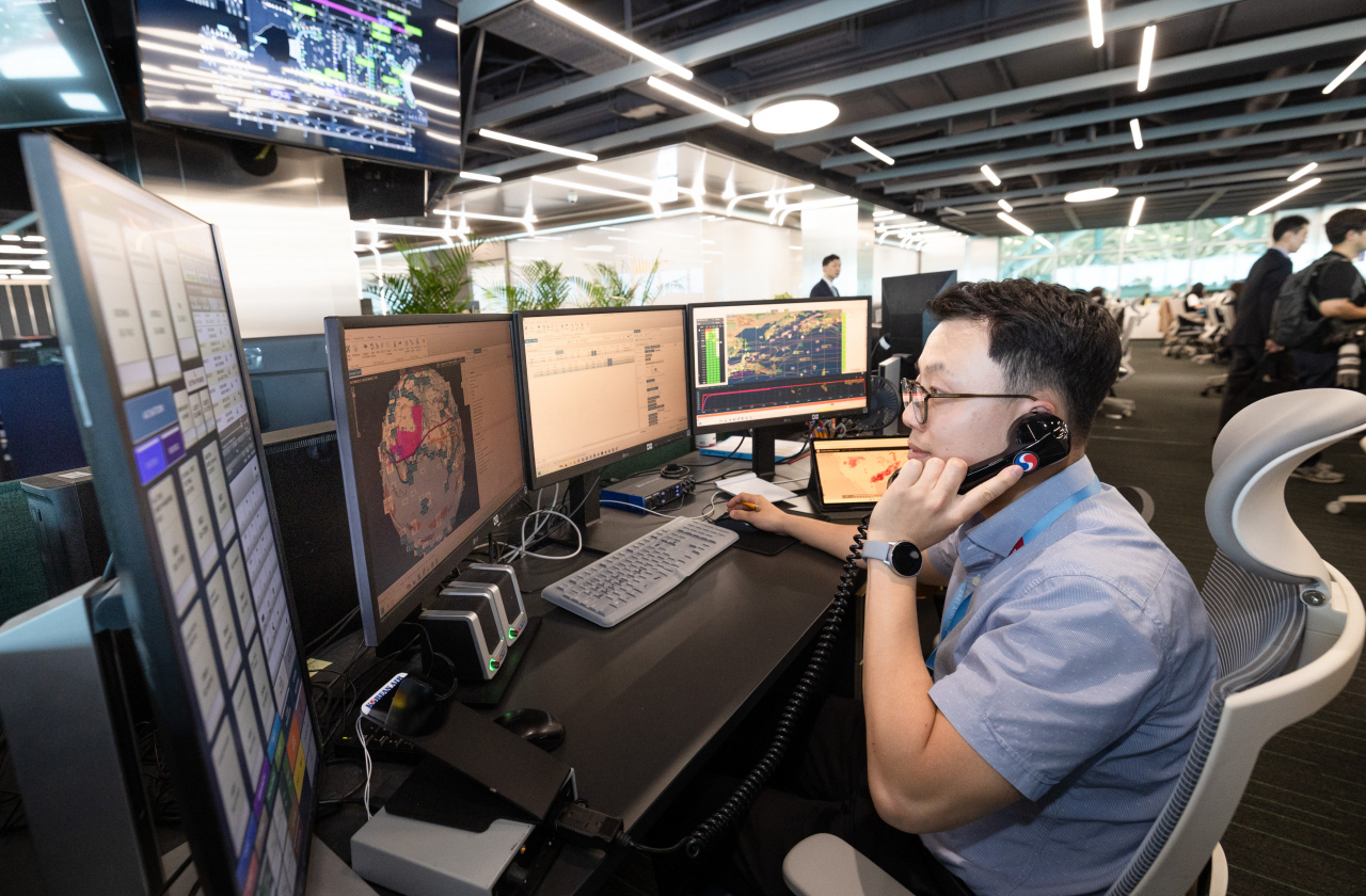 A flight manager at the Korean Air's General Control Center communicates with the captain of flight KE082 arriving at Incheon International Airport, on Thursday. (Korean Air)