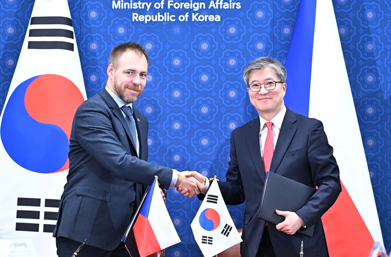 Kim Hee-sang (right), South Korea's deputy foreign minister for economic affairs, shakes hands with Petr Tresnak, deputy industry minister of the Czech Republic, during their economic talks in Seoul on Thursday. (Ministry of Foreign Affairs)