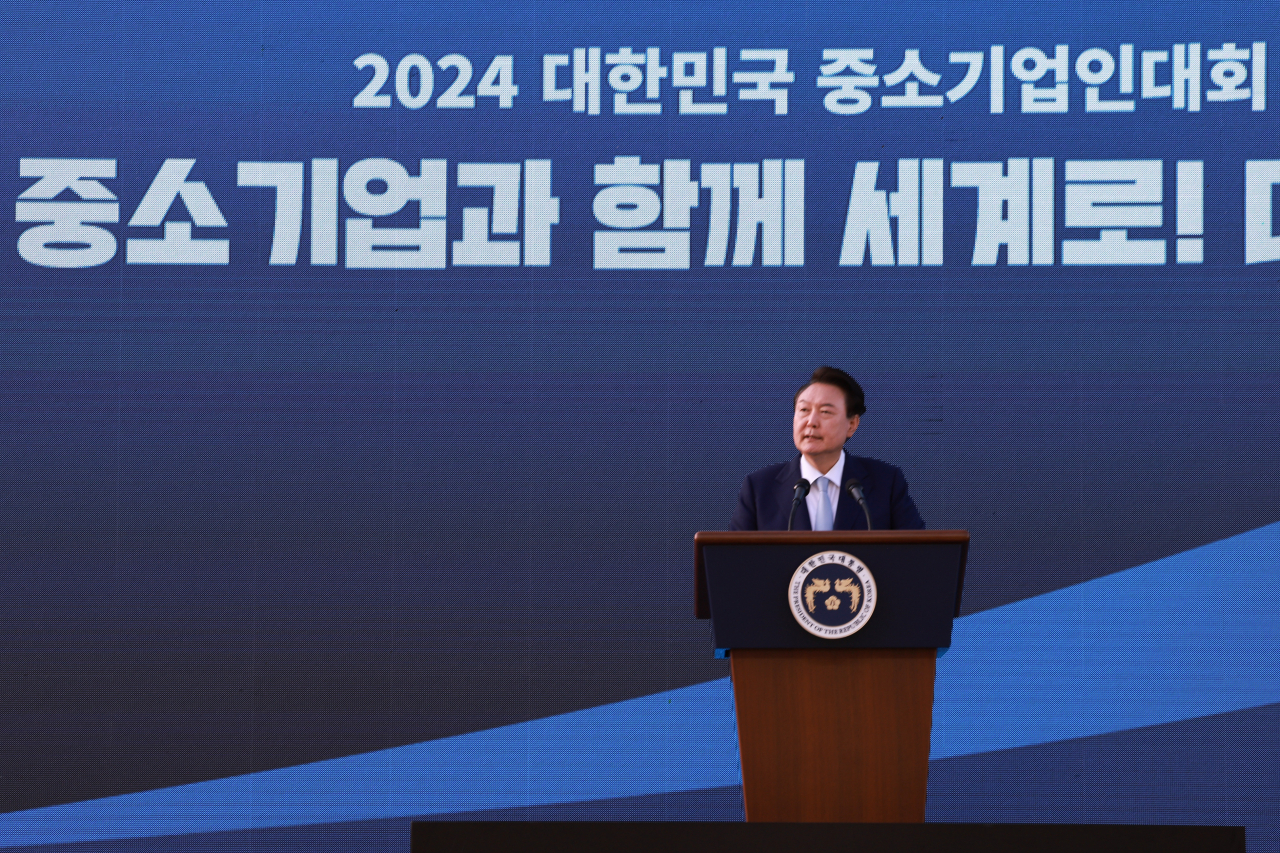 President Yoon Suk Yeol delivers a speech during a ceremony marking the 36th anniversary of SMEs Entrepreneur's Day held at the presidential office in Seoul on Thursday. (Yonhap)