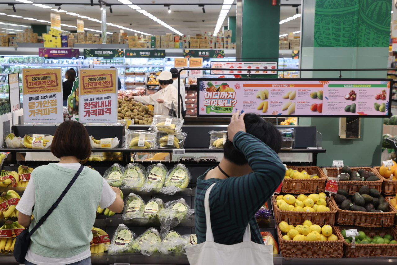 Customers shop at a major discount store in Seoul on Tuesday. (Yonhap)