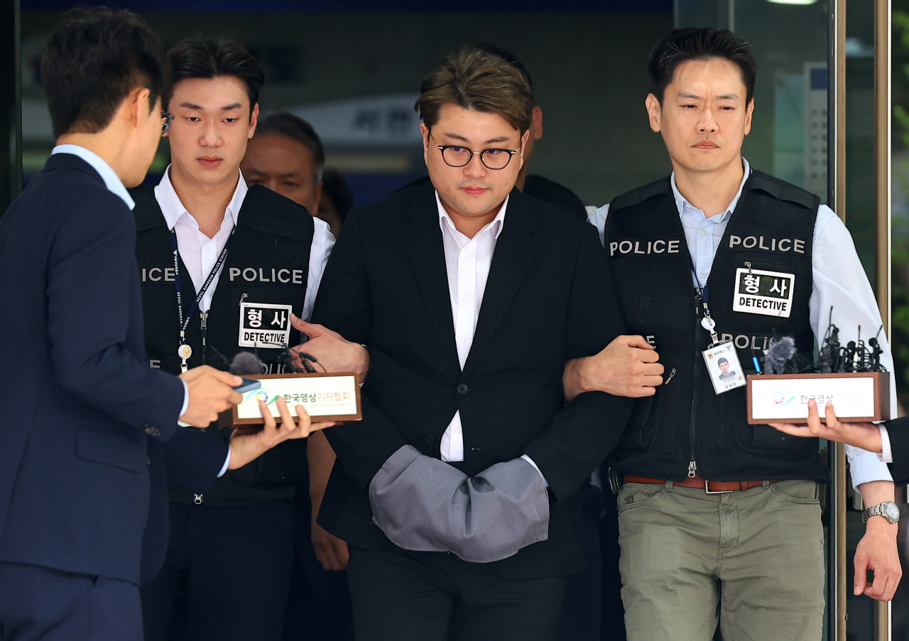 Singer Kim Ho-joong leaves the Seoul Central District Court building located in Seocho-gu, Seoul, after attending the court hearing to determine whether to issue his arrest warrant, Friday. (Yonhap)
