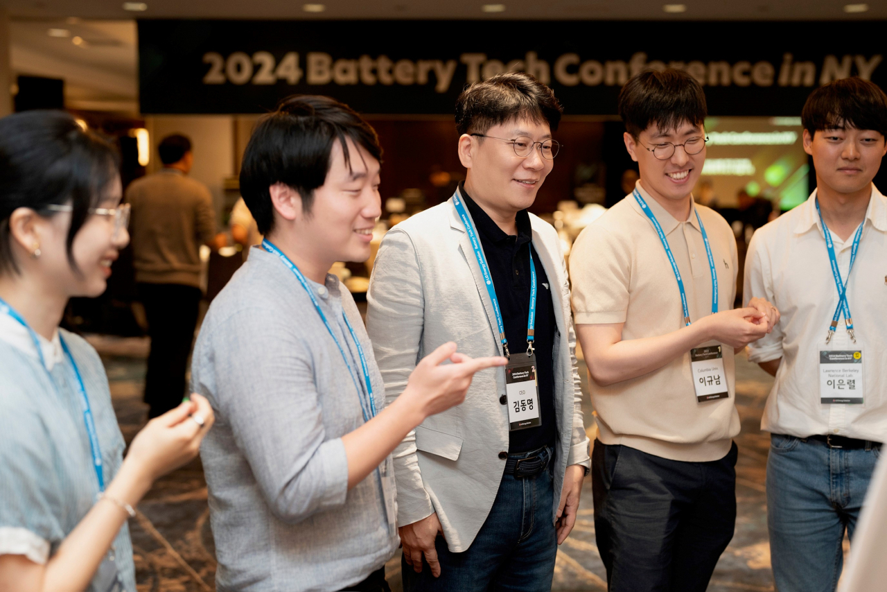 LG Energy Solution CEO Kim Dong-myung (center) talks with participating students at the Battery Tech Conference in New York on Saturday. (LG Energy Solution)