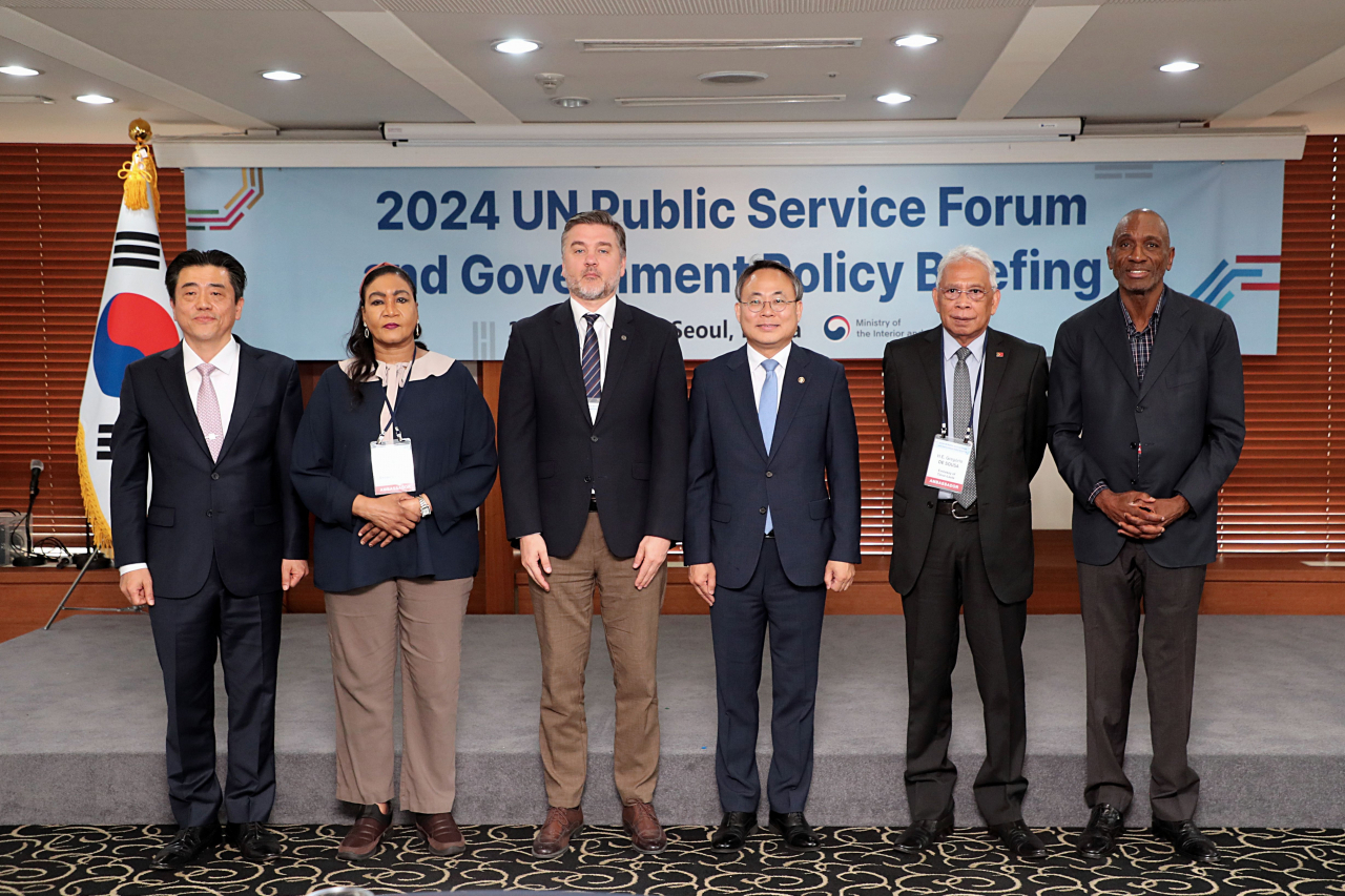 Vice Interior Minister Ko Ki-dong (fourth from left), Park Yung-suh, head of the UN Public Service Forum task force (left) and ambassadors in South Korea pose for a photo during Friday's policy briefing for the 2024 UN Public Service Forum, scheduled to be held from June 24 to 26. (Ministry of Interior and Safety)