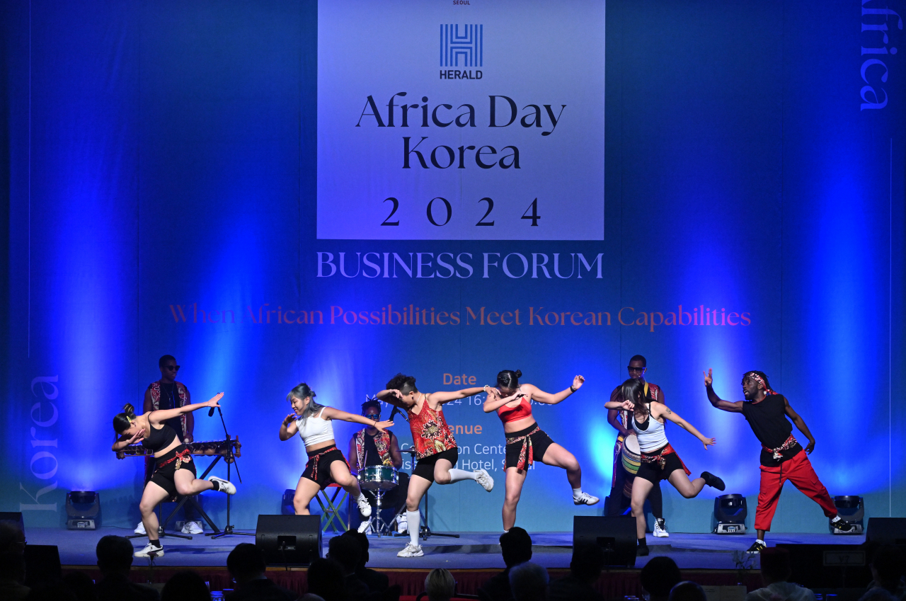 A performance by the African Dance Company Tagg graces the second session of 