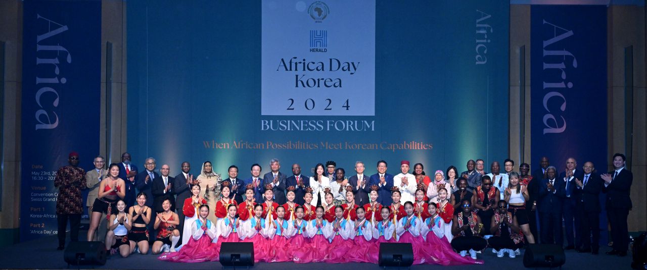 Chairman of Herald Media Group, Jung Won-ju; President of Herald Media Group, Choi Jin-young; Korean First Vice Foreign Minister, Kim Hong-kyun; ambassadors in Korea; the African Dance Company Tagg; and the Little Angels, a Korean children's folk ballet, pose for a group photo at the second session of 