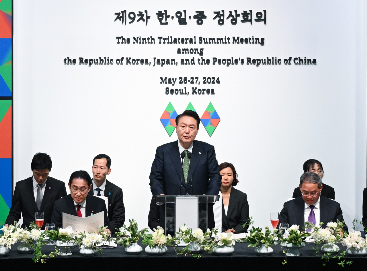 President Yoon Suk Yeol (Center) speaks during a welcome dinner for Japanese Prime Minister Fumio Kishida (Left) and Chinese Primer Li Qiang at the National Museum of Modern and Contemporary Art, Korea, in central Seoul, on May 26, on the eve of the ninth trilateral summit meeting among the three nations, in this photo provided by Yoon's office. (Yonhap)