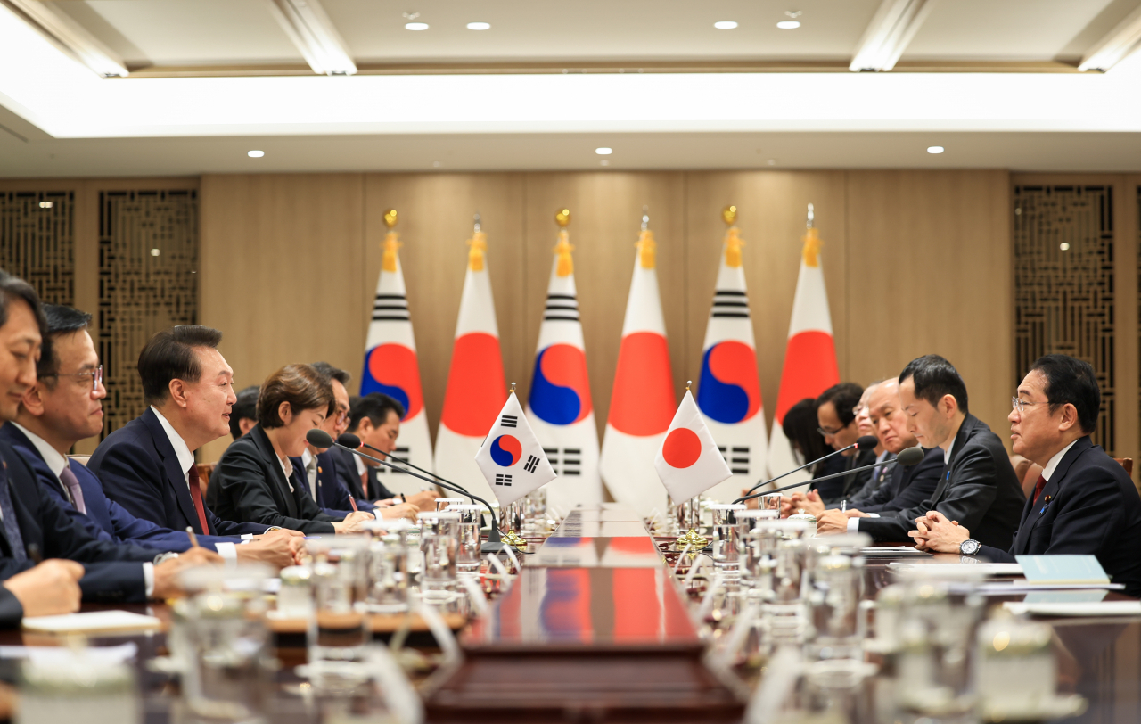 President Yoon Suk Yeol (3rd from Left) and Japanese Prime Minister Fumio Kishida (Right) hold a summit meeting at the presidential office in Seoul on May 26. (The presidential office)