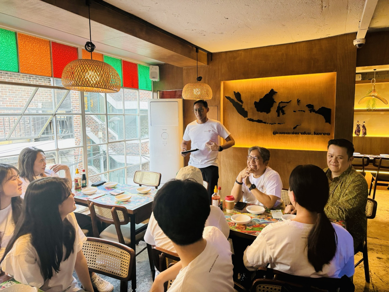 Indonesia’s Minister for Tourism and Creative Economy Sandiaga Uno interacts with Korean students during his visit to Seoul at an Indonesian Restaurant in Mapo-gu, Seoul on May 10. (Sanjay Kumar/ The Korea Herald)