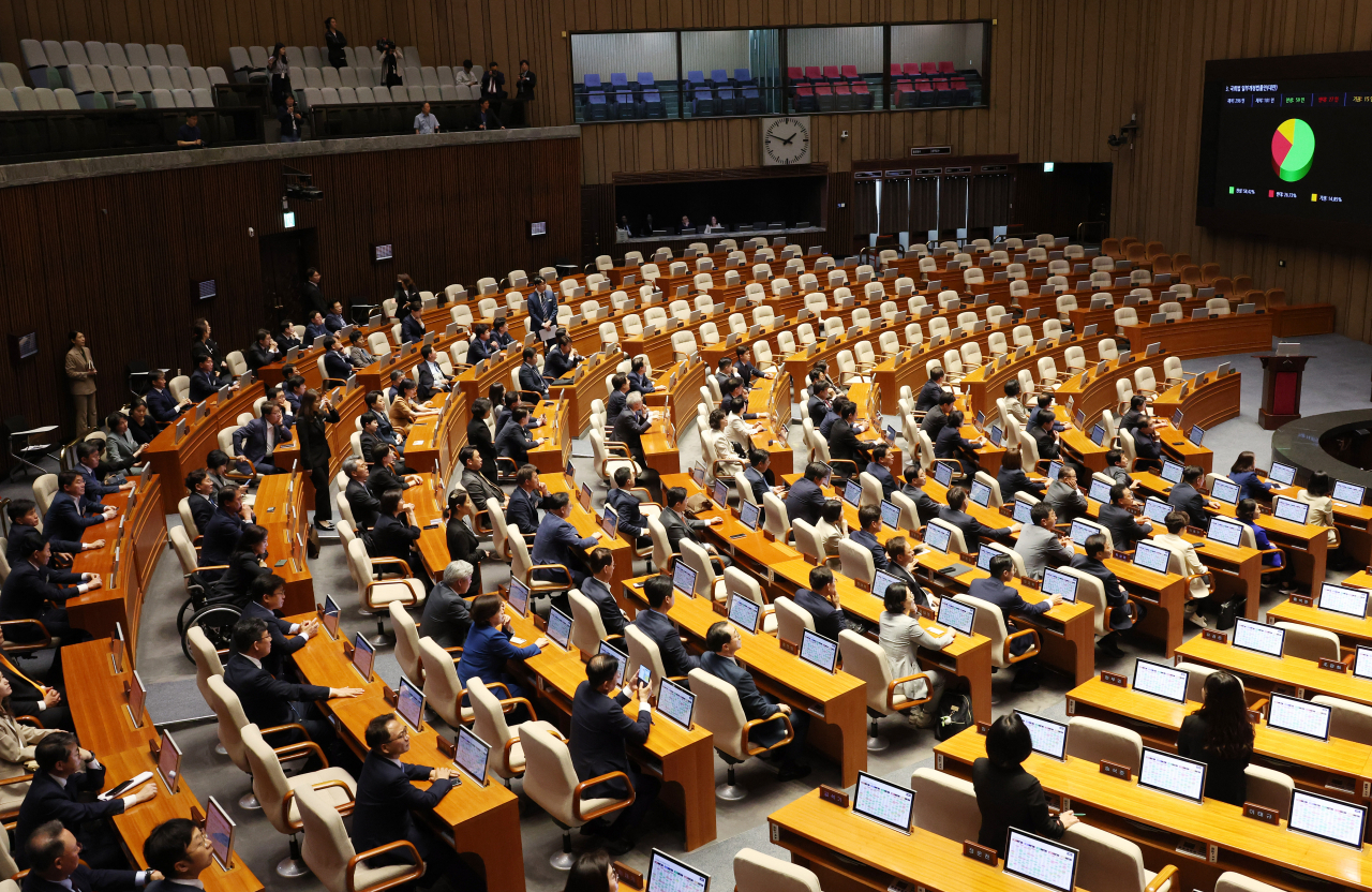 First-term lawmakers for the upcoming 22nd National Assembly learn how to use the electrical voting system at parliament in Seoul on May 21, 2024. (Yonhap)