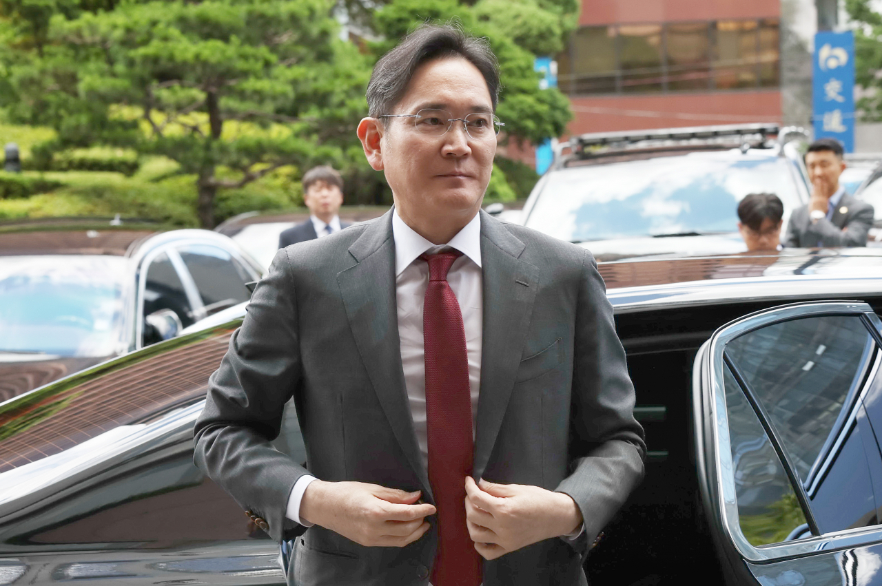 Samsung Electronics Chairman Lee Jae-yong arrives to attend a meeting with United Arab Emirates President Mohamed bin Zayed Al Nahyan at a hotel in Seoul on Tuesday. (Yonhap)