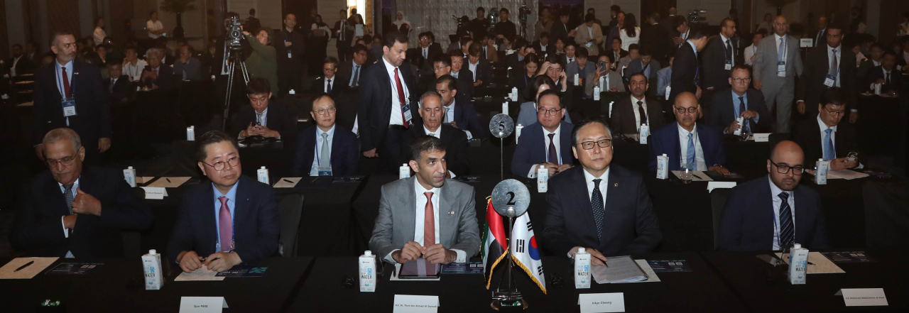 South Korean Trade Minister Cheong In-kyo (second from right in the first row), UAE Minister of State for Foreign Trade Thani bin Ahmed Al Zeyoudi (center) and Korea Chamber of Commerce and Industry Executive Vice Chairman Park Il-joon (second from left) attend the Korea-UAE Business Forum at a Seoul hotel on Tuesday. (KCCI)