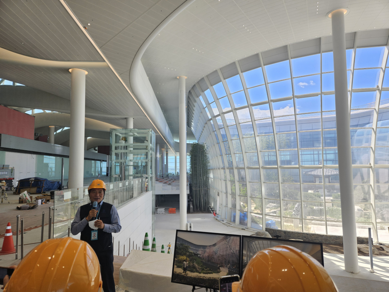 Lee Hag-jae, president and CEO of Incheon International Airport Corporation, introduces the fourth-phase expansion project at the airport's Terminal 2 construction site in Incheon on Tuesday. (Kim Hae-yeon/ The Korea Herald)