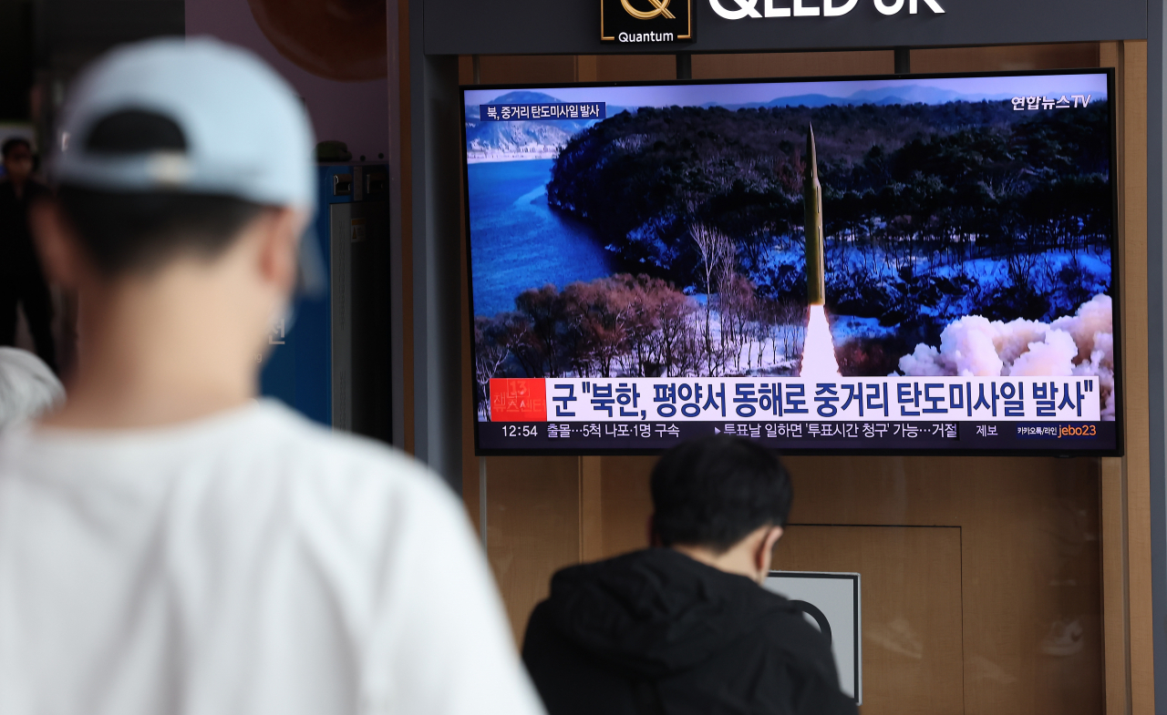 People watch a TV news report of a North Korean missile firing at a Seoul station on April 2. (Newsis)