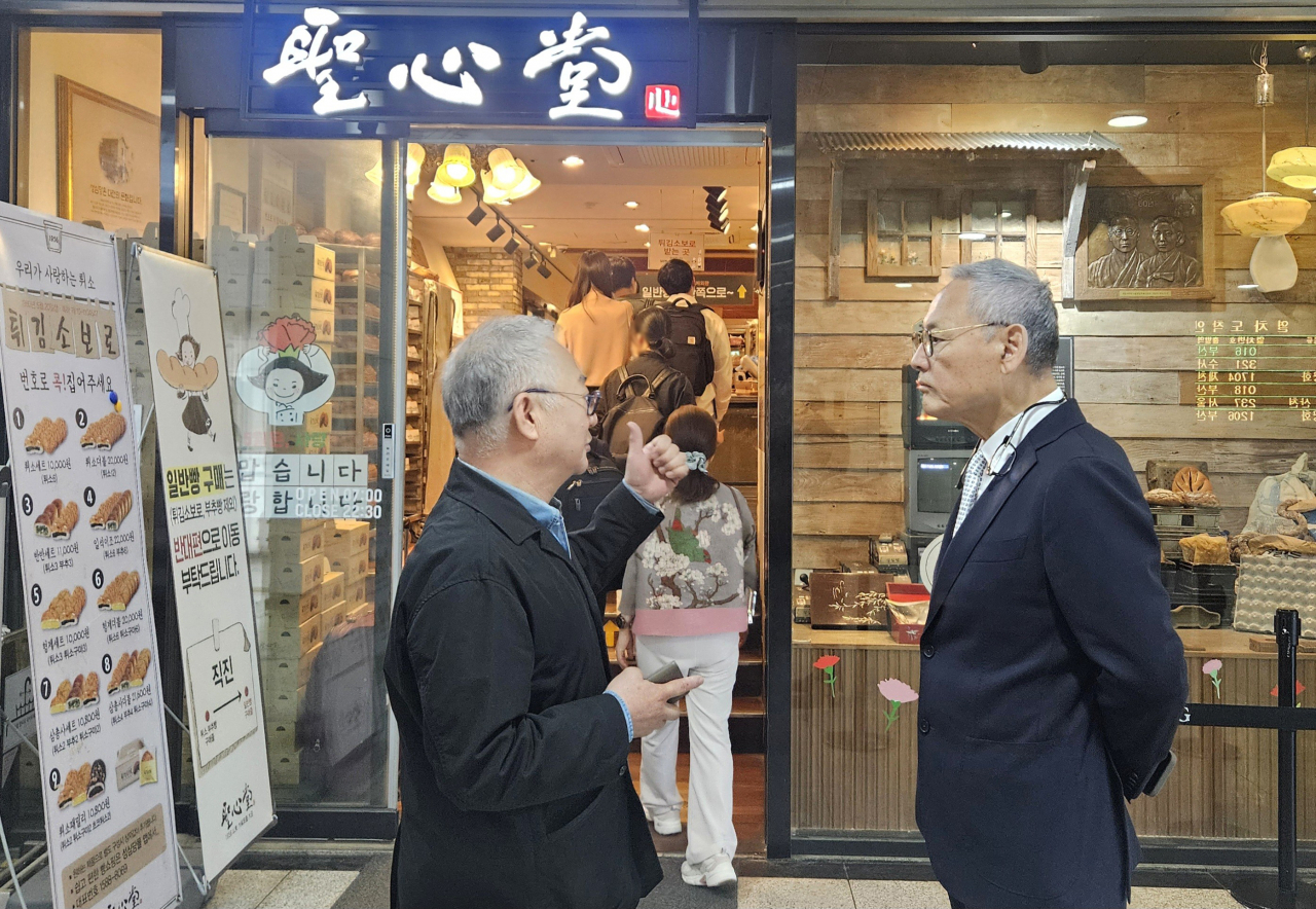 Culture Minister Yu In-chon (right) visits the Daejeon Station branch of Sungsimdang in this May 17 photo. (Photo courtesy of the Ministry of Culture, Sports, and Tourism)