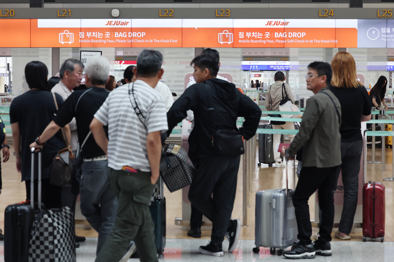 Passengers at the Incheon International Airport (Yonhap)