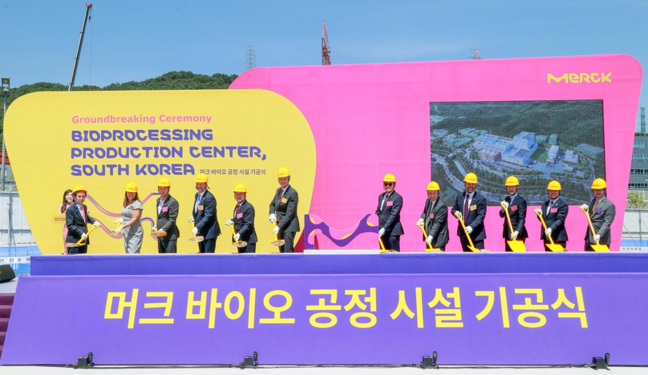 Merck Life Science CEO Matthias Heinzel (sixth from left) joins a groundbreaking ceremony of bioprocessing production center in Daejeon along with other attendees to the event, Wednesday. (Merck Life Science)
