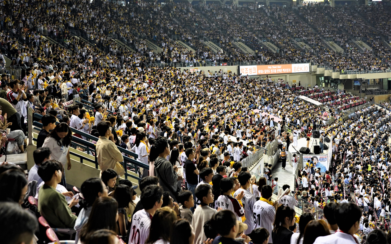 LG Twins fans cheer for their team in a packed home match against the NC Dinos at Jamsil Baseball Stadium in southeastern Seoul on May 24. (Lee Si-jin/The Korea Herald)