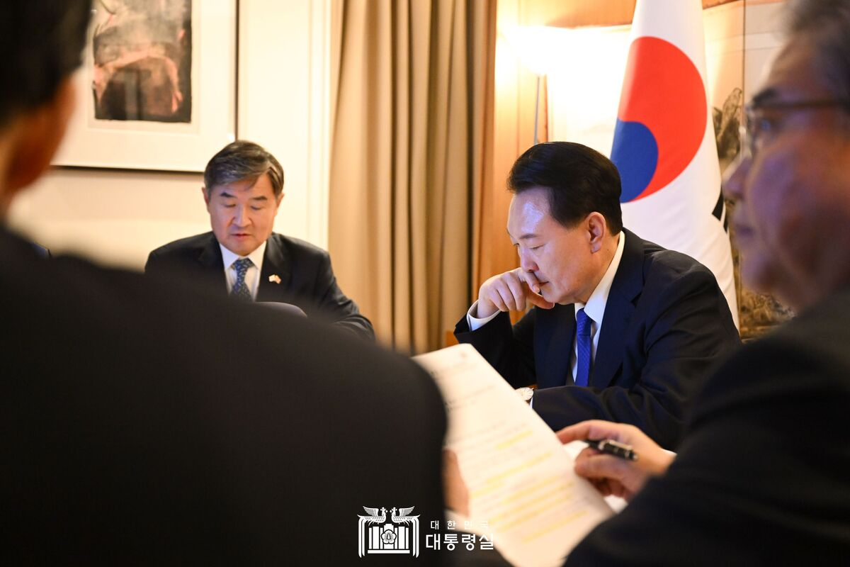 President Yoon Suk Yeol(center) holds the presidential National Security Council on Nov. 21, 2023. (Presidential Office)