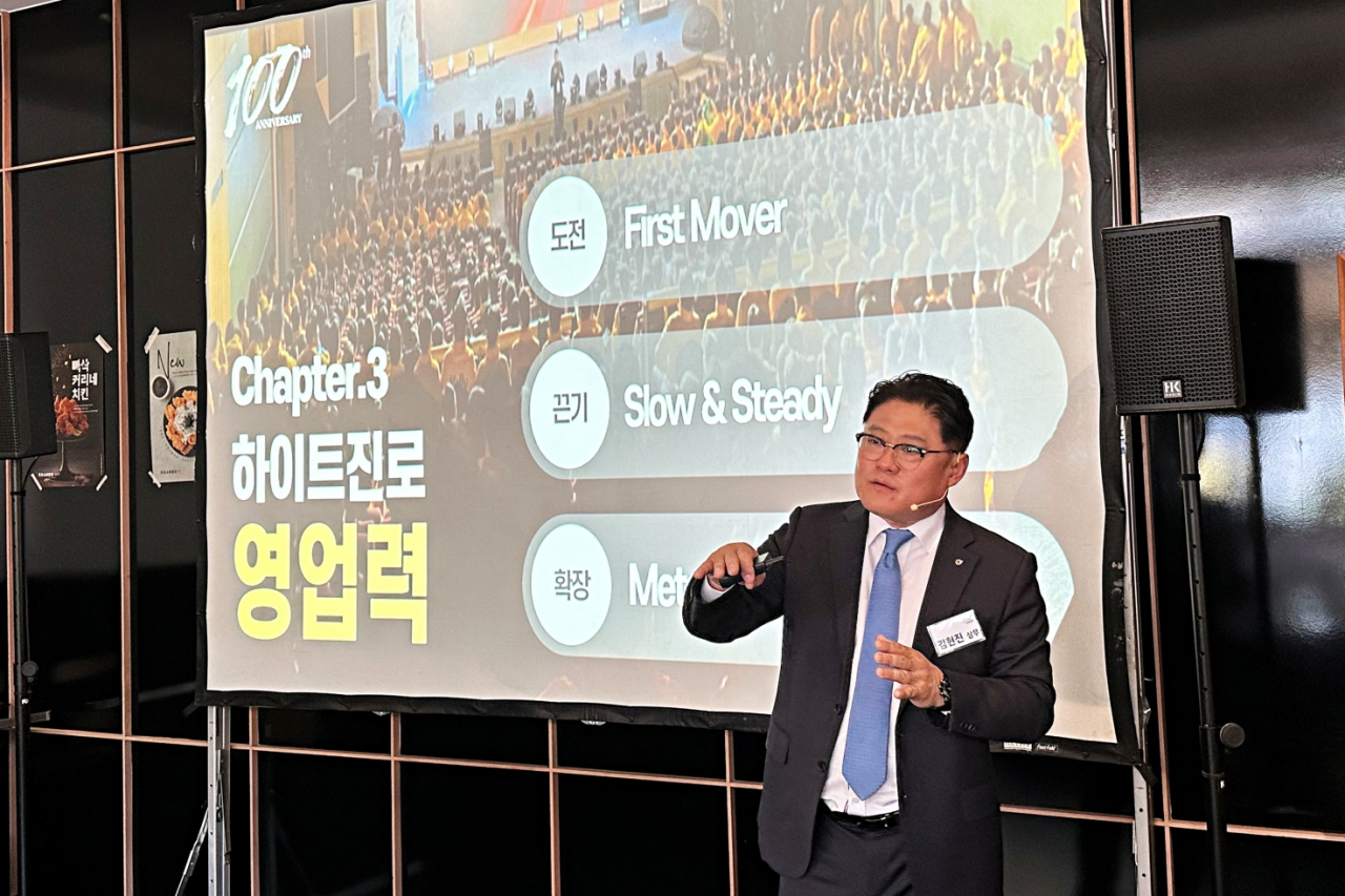 HiteJinro sales director Kim Hyun-jin speaks at a press conference in Seoul on Wednesday. (HiteJinro)