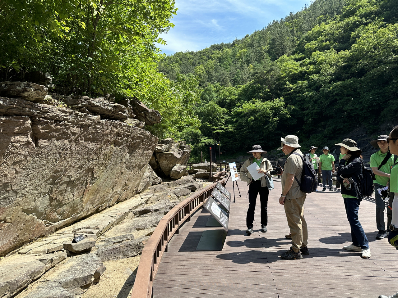 Benjamin Smith (second from left), a professor at the University of Western Australia appointed by the International Council on Monuments and Sites as chief inspector, studies the site of the Cheonjeon-ri petroglyphs in Ulju-gun, Ulsan. (KHS)