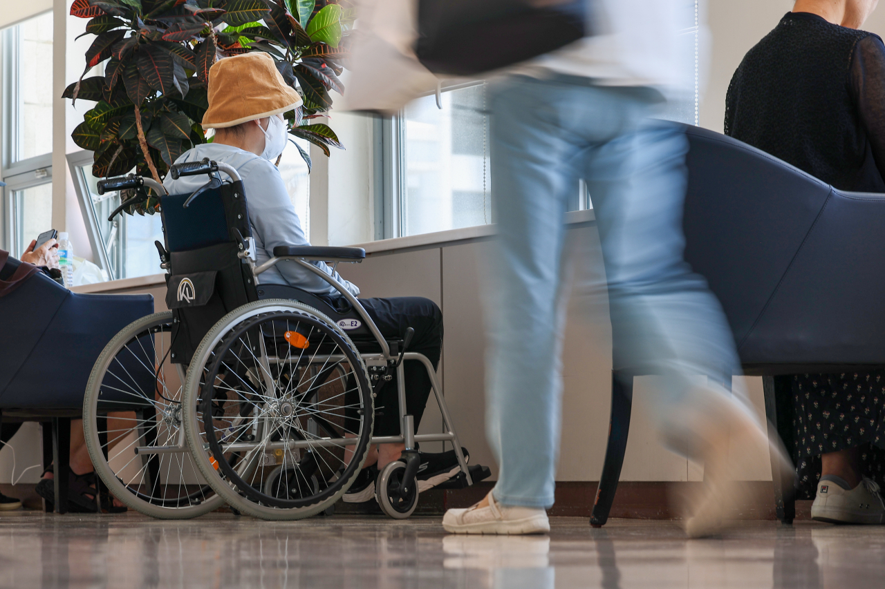 A patient rests at a university hospital in Seoul, South Korea, on Monday as the dispute over the expansion of medical schools continues. (Yonhap)