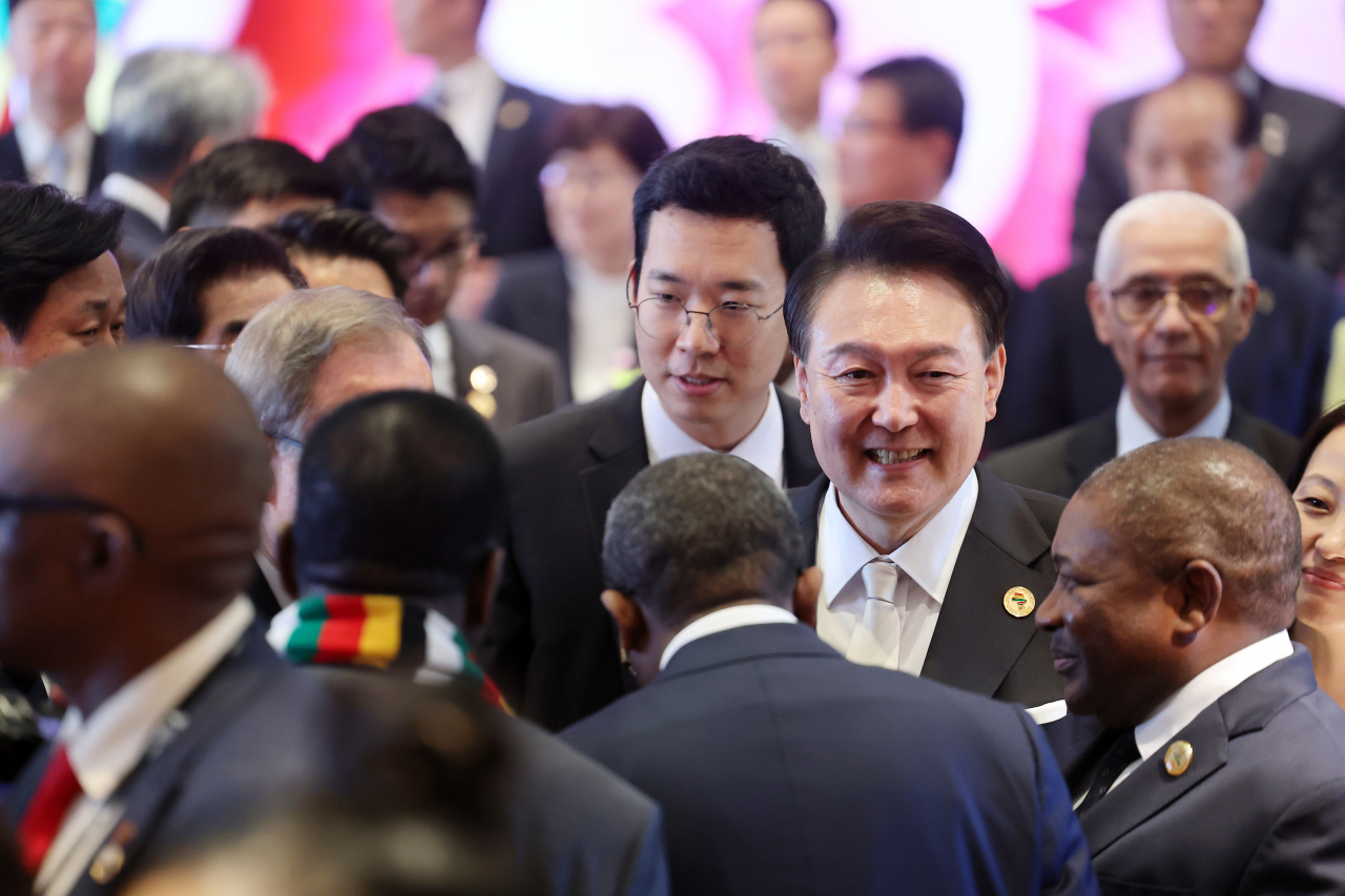 President Yoon Suk Yeol (right, middle) is seen at the reception for the welcome dinner on the eve of the 2024 Korea-Africa Summit. The dinner event took place in Shilla Hotel in Seoul Monday. (Yonhap)