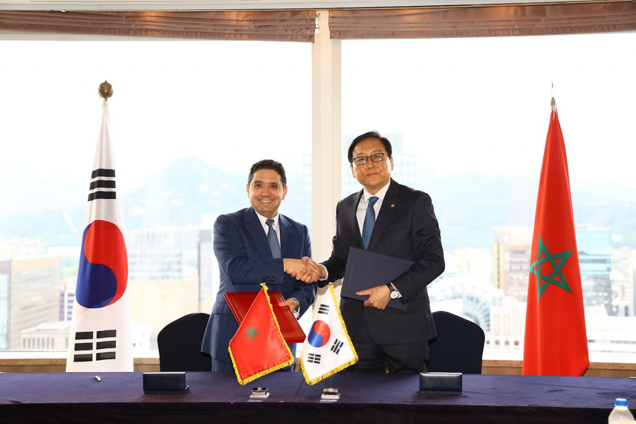 Morocco’s Foreign Minister, Nasser Bourita(left), and South Korean Minister of Trade Cheong In-kyo hold talks at Lotte Hotel in Jung-gu, Seoul on Sunday. (Embassy of Morocco in Seoul)