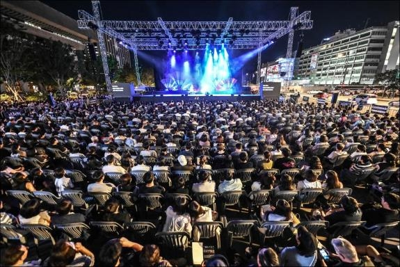People watch Seoul Metropolitan Opera's outdoor performance of 