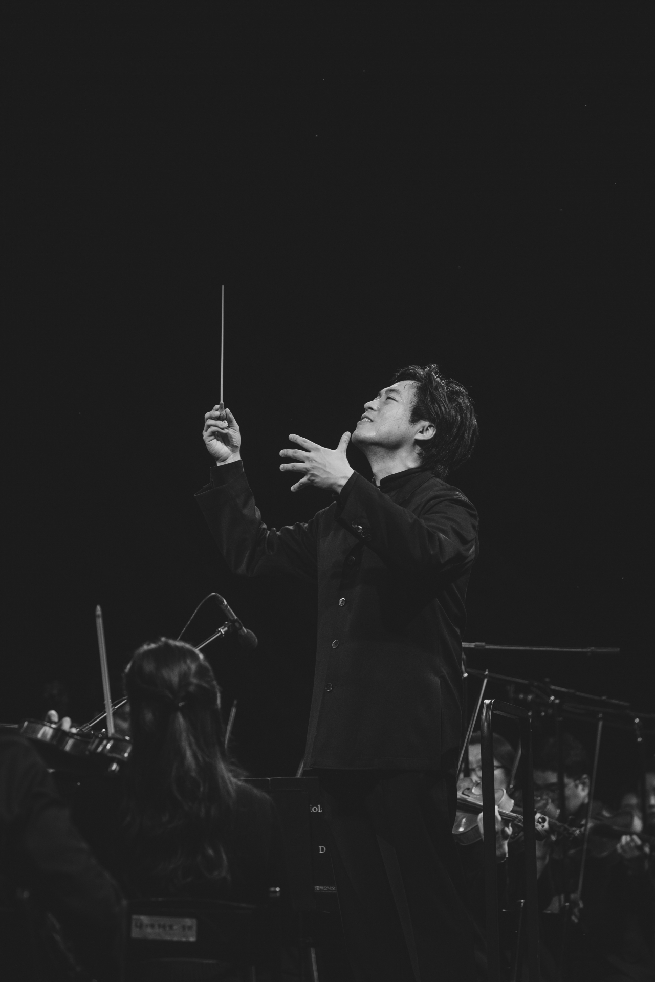Gyeonggi Philharmonic Orchestra artistic director Kim Sun-wook leads the orchestra at the 10th Gyechon Classic Festival on Sunday. (Chung Mong-koo Foundation)