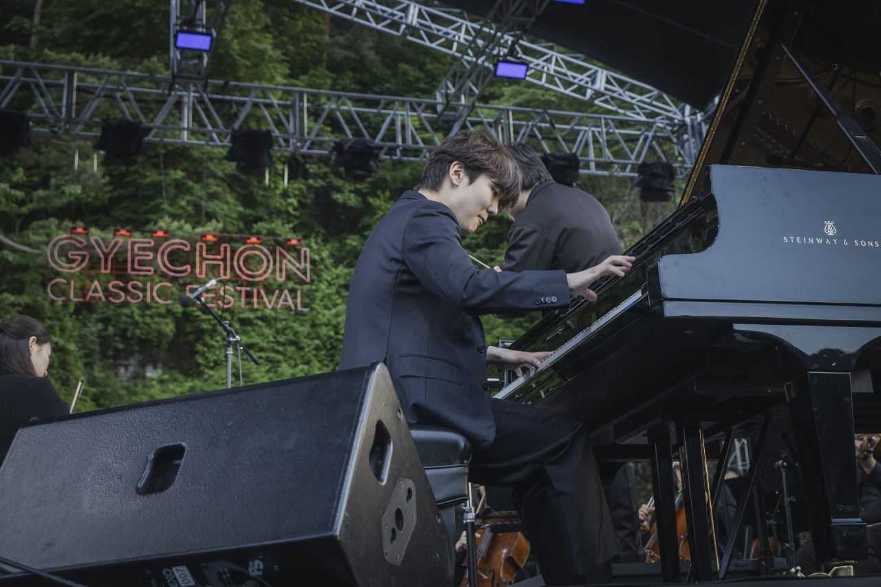 Pianist Cho Seong-jin performs Shostakovich's Piano Concerto No. 1 in C Minor, Op. 35 on Sunday at the Gyechon Classic Festival. (Chung Mong-koo Foundation)