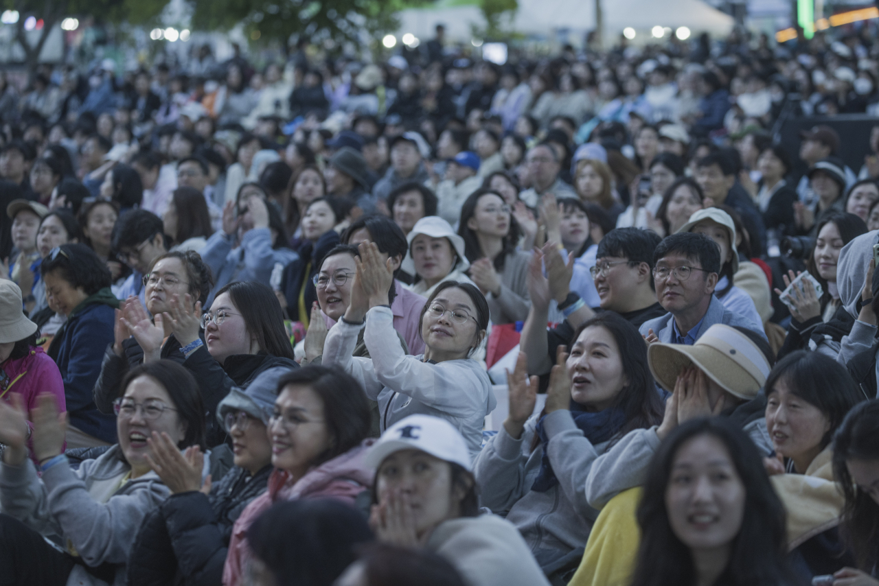 Concertgoers watch the performance of the Gyeonggi Philharmonic Orchestra on Sunday at the Gyechon Classic Festival. (Chung Mong-koo Foundation)
