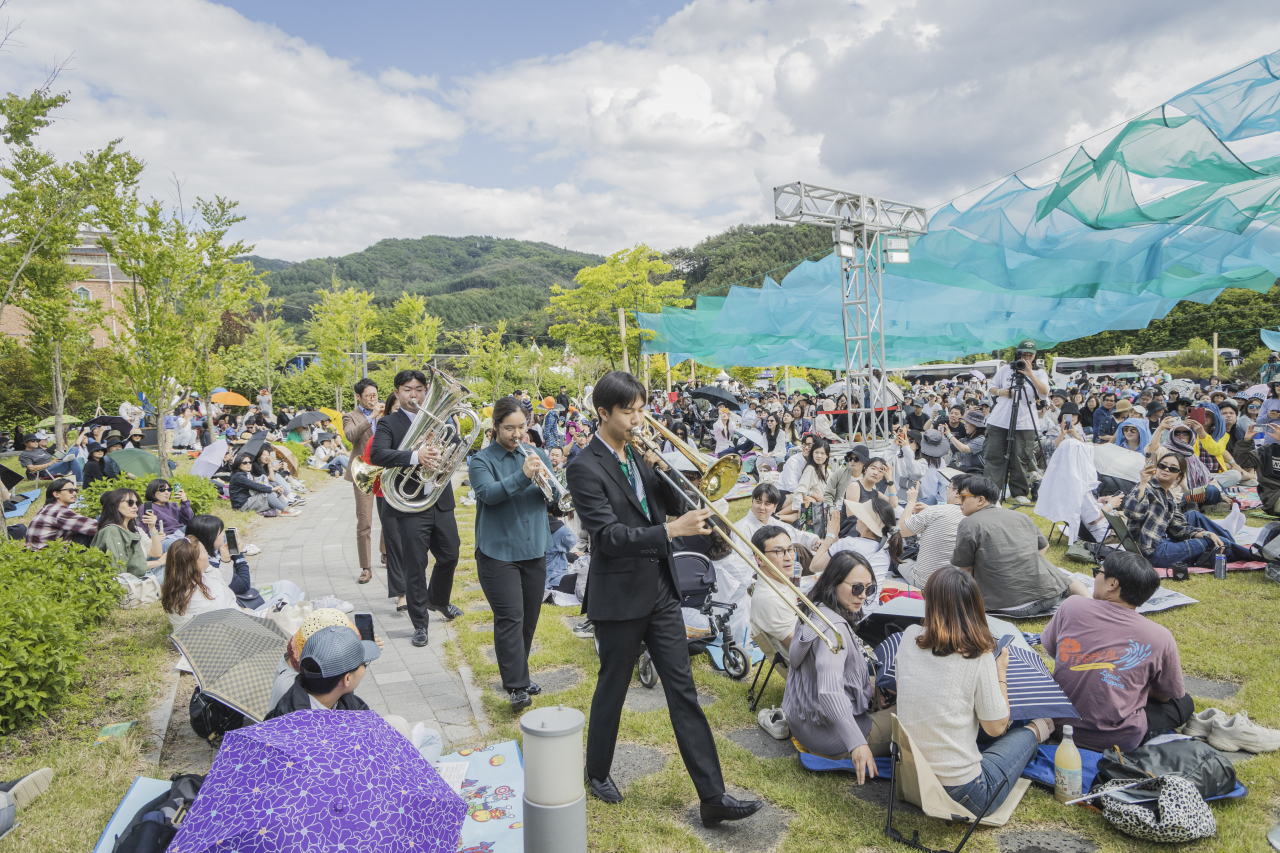 The audience enjoys a performance at the Gyechon Classic Festival. (Chung Mong-koo Foundation)