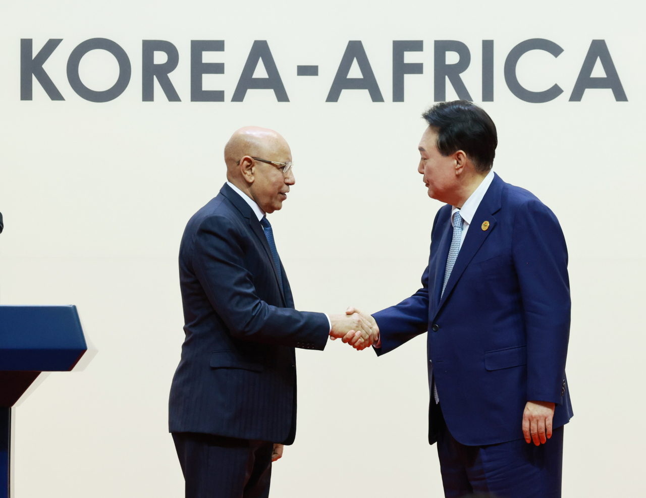 South Korean President Yoon Suk Yeol (right) and Mauritanian President Mohamed Ould Ghazouani who serves as chairperson of the African Union, attend a joint press conference held at KINTEX, Goyang, Gyeonggi Province, Tuesday. (Yonhap)