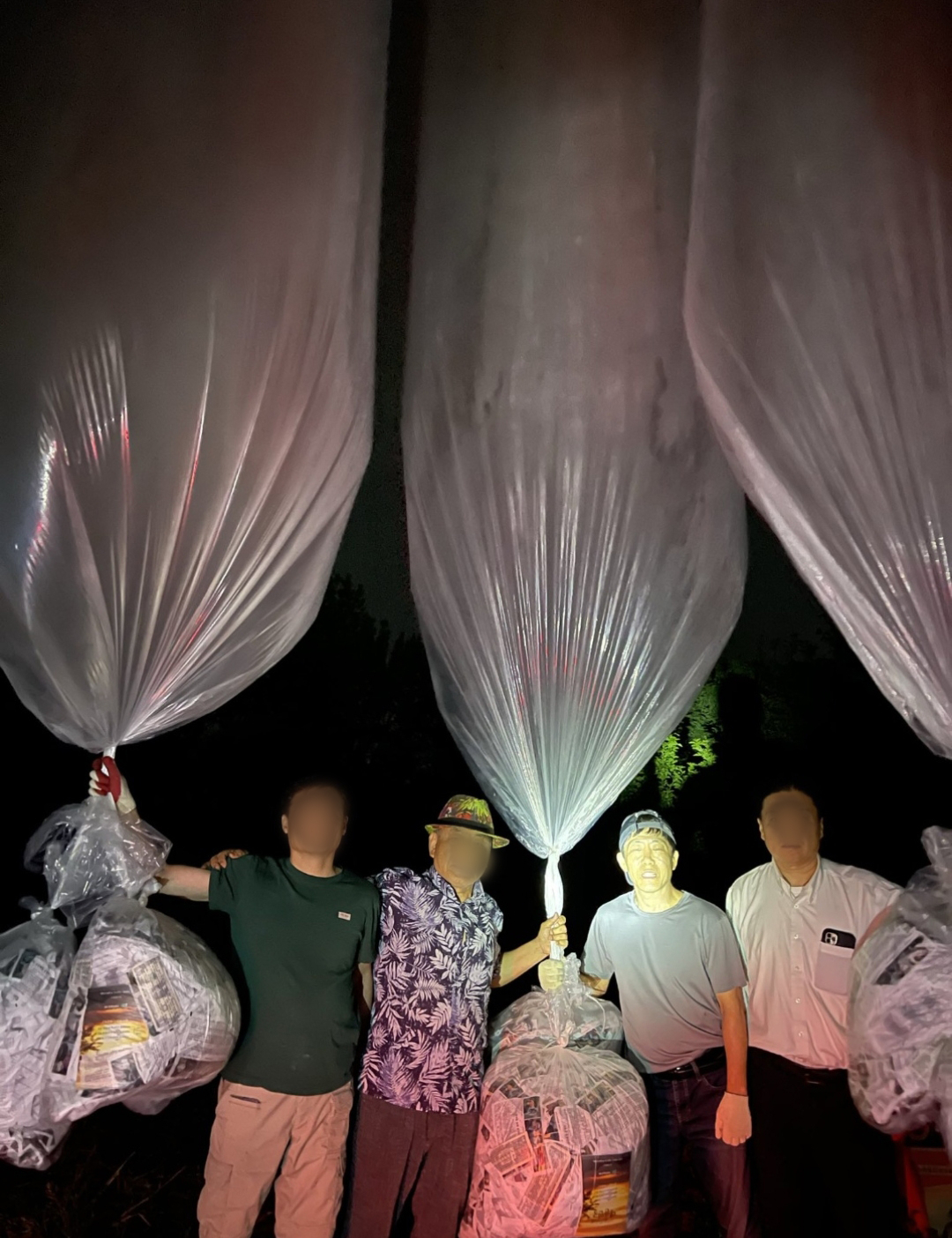 A group of North Korean defectors tried to fly balloons carrying K-pop content early Thursday, with some successfully entering North Korean skies, according to the South Korean Joint Chiefs of Staff. (Yonhap)