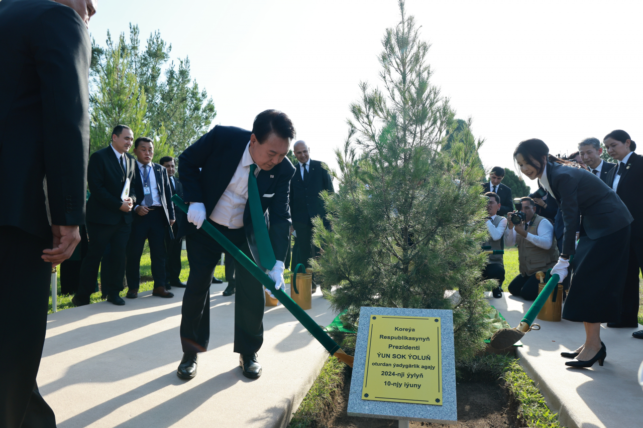 President Yoon Suk Yeol and first lady Kim Keon Hee attend a tree planting ceremony at the National Independence Park in Ashgabat, Turkmenistan on Monday. (Yonhap)