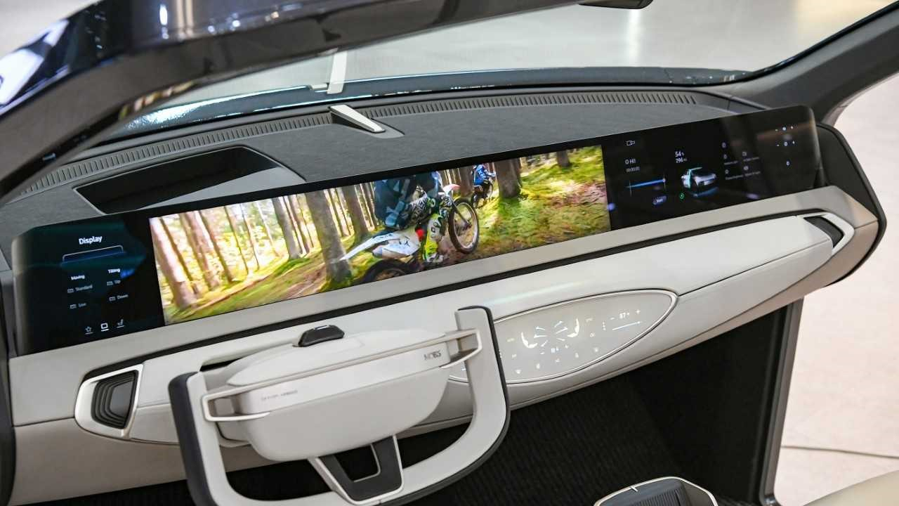 The M.VICS 5.0 connects five display panels to offer a giant panoramic view for the driver and passengers. (Hyundai Mobis)