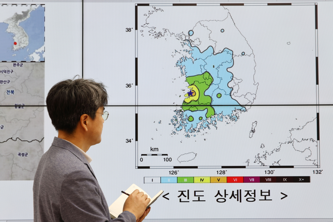 A Korea Meteorological Administration official studies details of the 4.8 magnitude earthquake that struck Buan-gun, North Jeolla Province, in the KMA briefing room in Dongjak-gu, Seoul, Wednesday. (Yonhap)