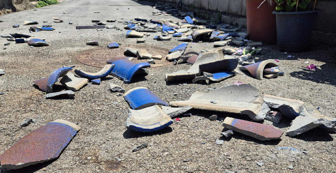 Shattered pieces of a roof are found scattered on the ground in Buan-gun, North Jeolla Province, following a 4.8 magnitude earthquake in Buan-gun, North Jeolla Province, Wednesday. (Newsis)