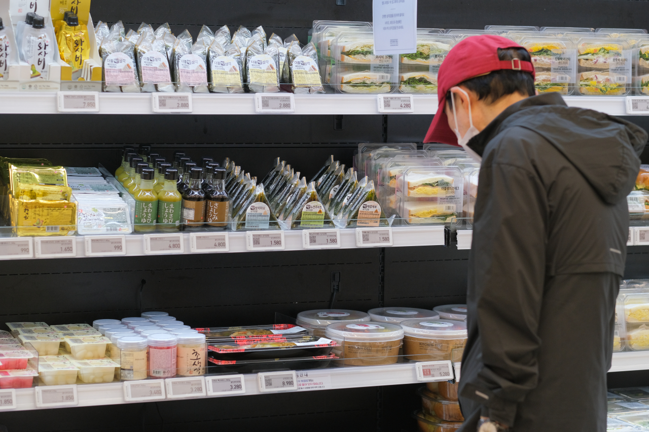 A consumer shops at a market in Seoul in this June 7 photo. (Yonhap)