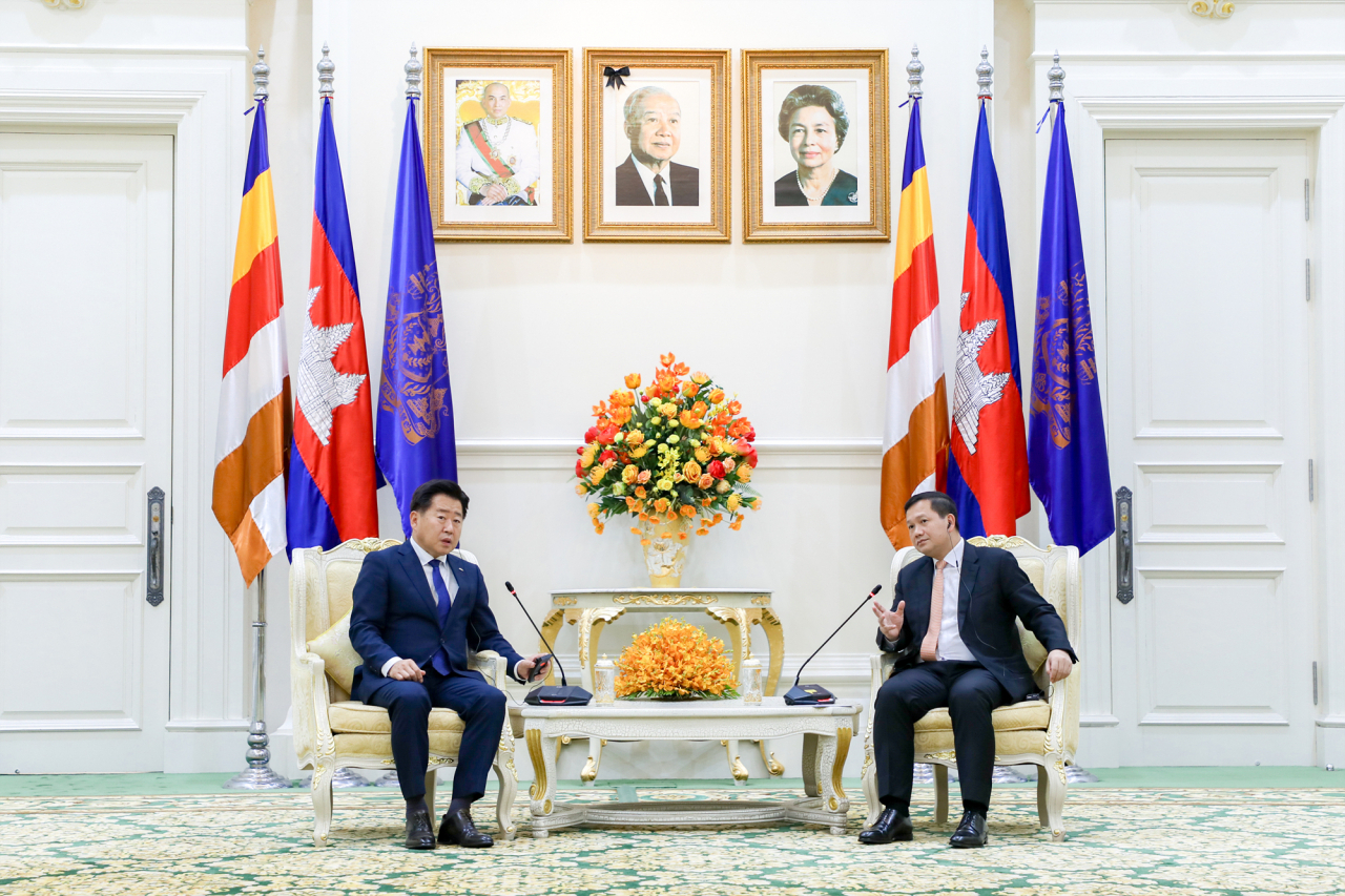 Jeju Governor Oh Young-hoon, left, speaks with Cambodian Prime Minister Hun Manet at the Peace Palace in Phnom Penh on Wednesday (local time). (Courtesy of Jeju Special Self-Governing Provincial Government)