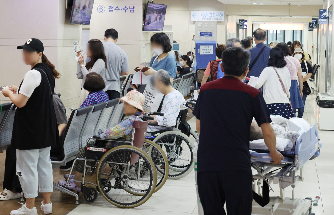 Patients and their guardians at a hospital in Seoul (Yonhap)