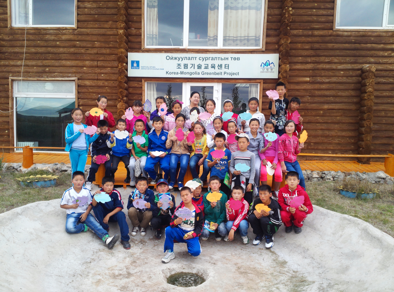 Participants in the large-scale tree-planting event held on May 11, Mongolia's national tree-planting day, at the urban forest located in the northern part of Ulaanbaatar, pose for a photo. (Korea Forest Service)
