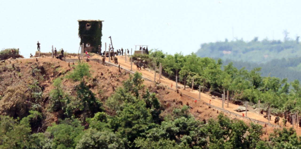 North Korean soldiers build a strongpoint in the Demilitarized Zone, in this file photo taken from a South Korean observation tower in Paju, 37 kilometers northwest of Seoul, on June 4. (Yonhap)