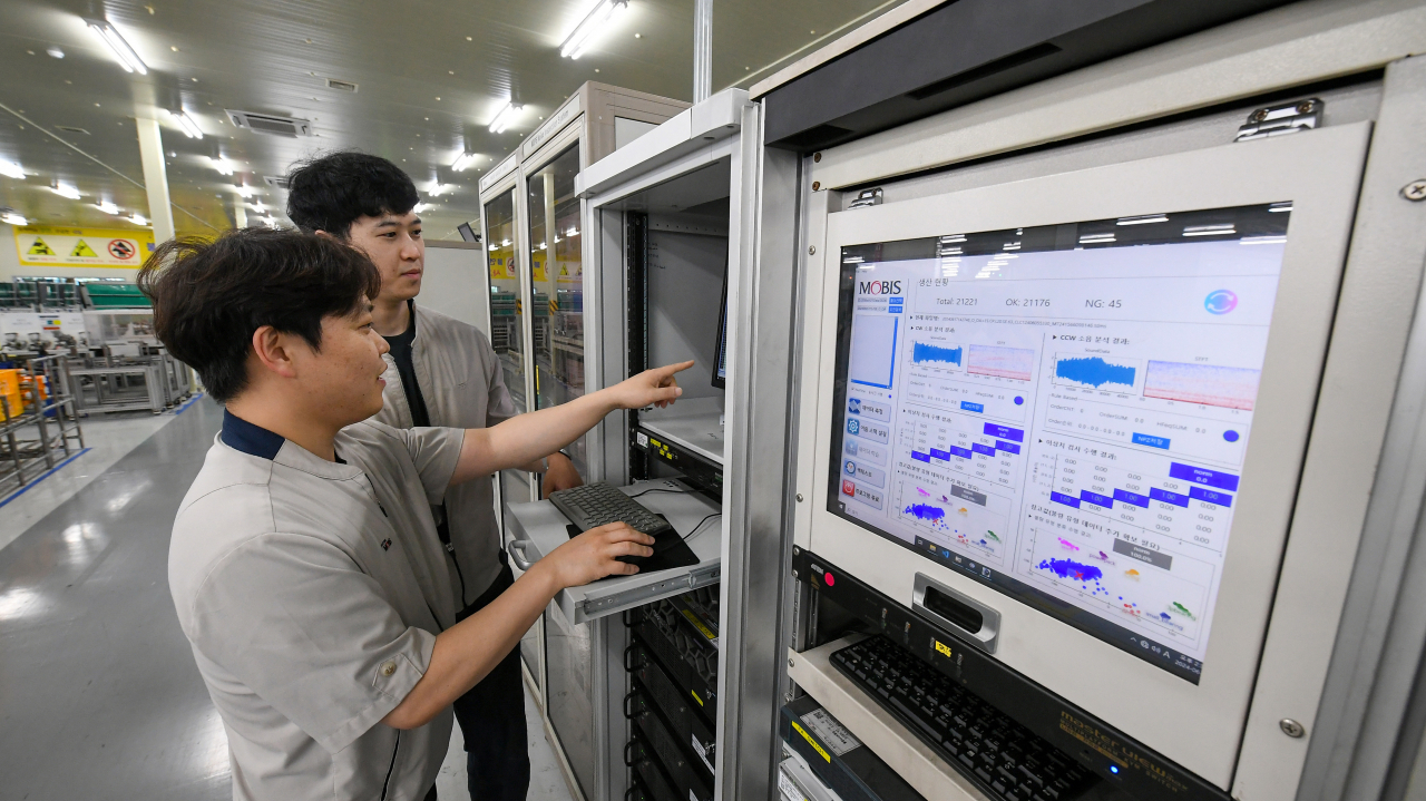 Engineers monitor the algorithm assessment of Hyundai Mobis' newly developed, sound-based artificial intelligence system at its Changwon plant in South Gyeongsang Province. (Hyundai Mobis)