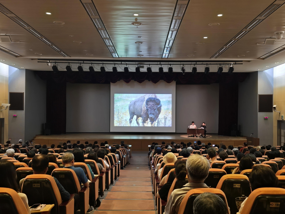 Dakota Hoska, associate curator of Native arts at the Denver Art Museum, gives a presentation on the “Cultures and Histories of Indigenous People in America” exhibition at the National Museum of Korea in Seoul on Wednesday. (NMK)