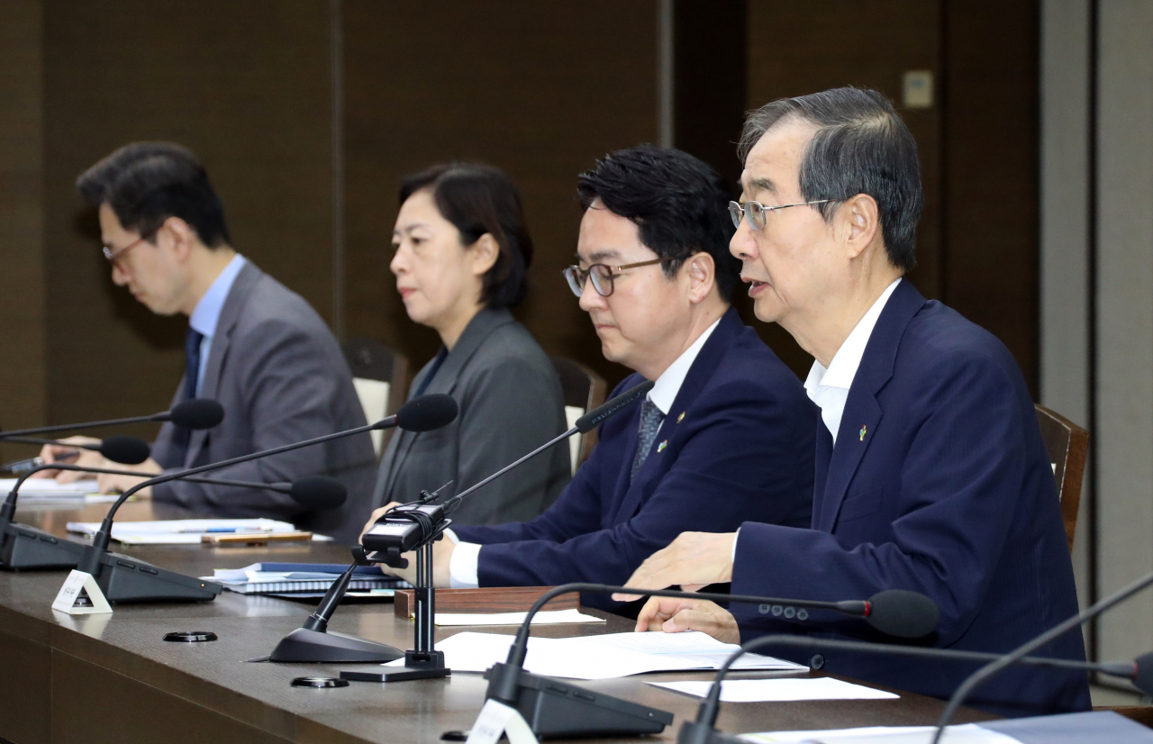 Prime Minister Han Duck-soo, first from right, presides over a ministerial level meeting held at Government Complex Sejong on Thursday. (Yonhap)