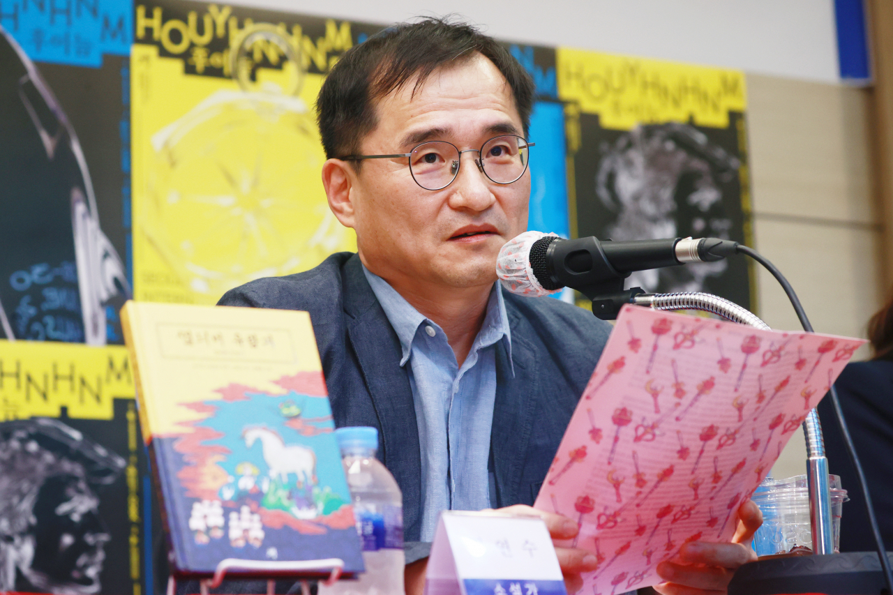 Novelist Kim Yeon-su speaks during a press conference for the Seoul International Book Fair at the Korean Publishers Association in Jongno-gu, Seoul, on Wednesday. (Yonhap)